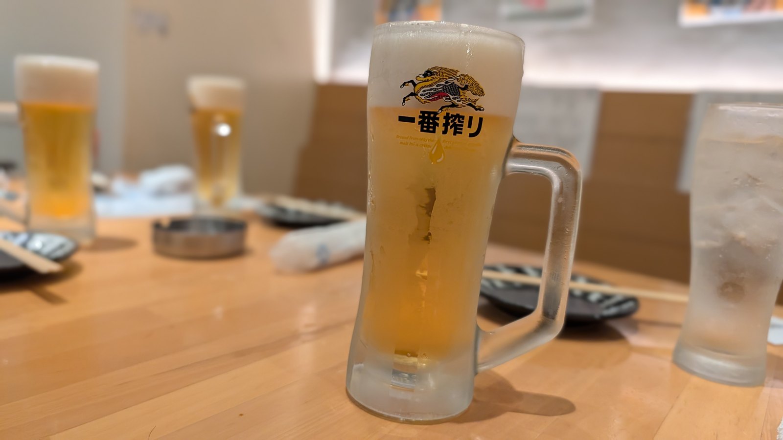 テーブルに並んだ生ビールのジョッキ