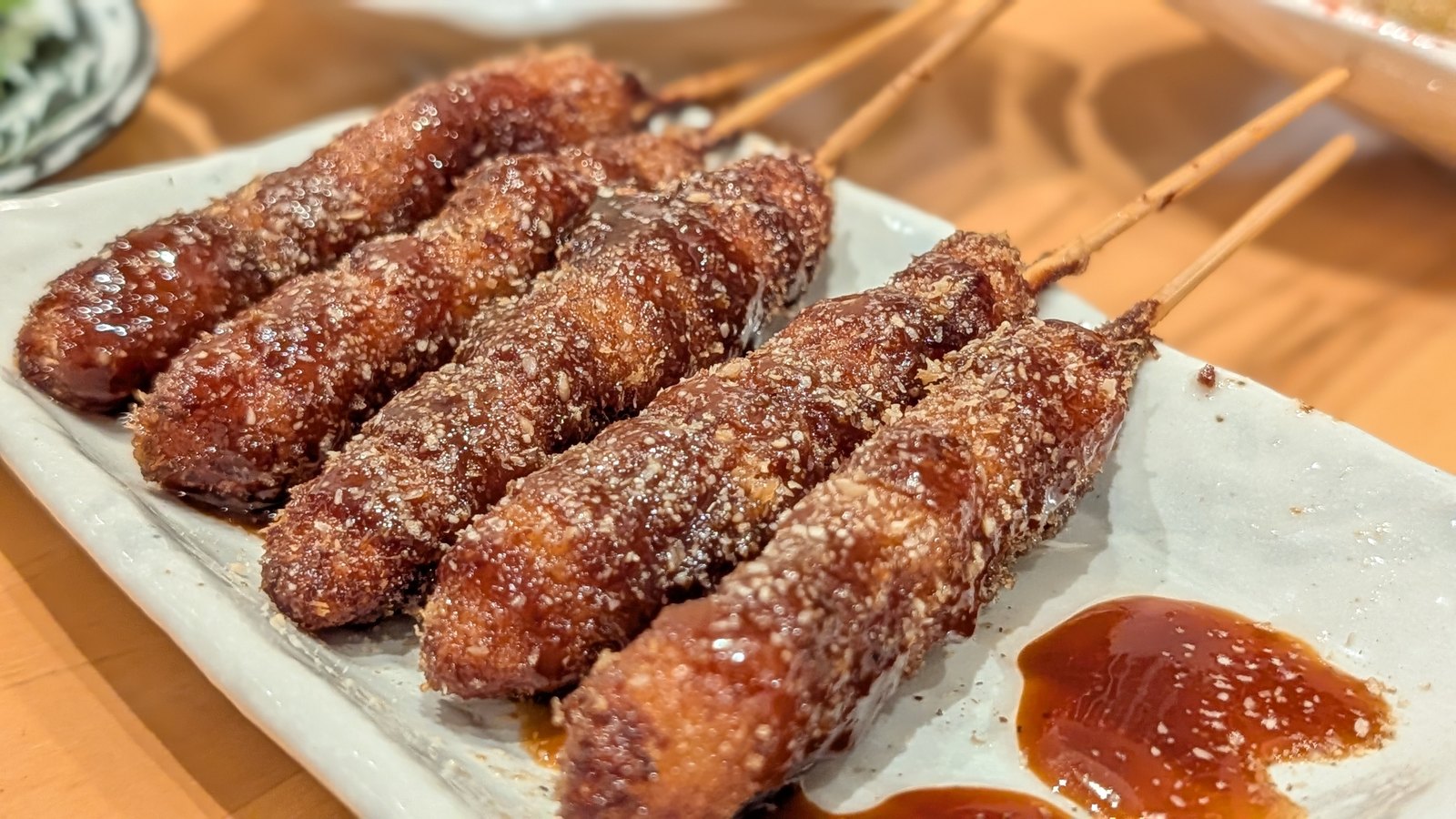 甘辛いソースを添えた揚げ串