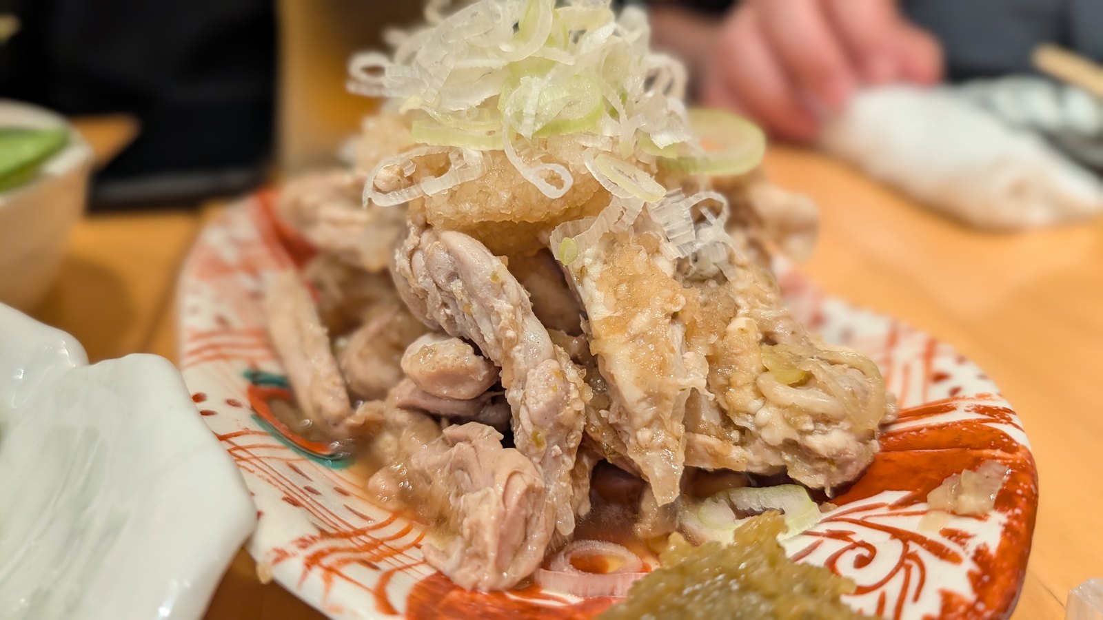 おろしとねぎをのせた鶏の一皿